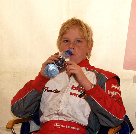 Mellem karting-heatene er der tid til både eftertanke samt genopretning af vædskebalancen for Bo Sørensen.